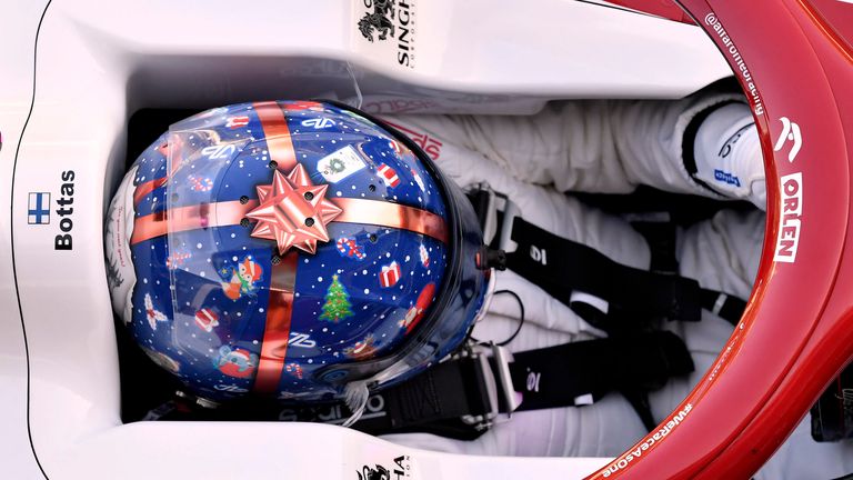 Valtteri Bottas fuhr erstmals für sein neues Team am Dienstag und hatte einen schicken Helm passend zur Jahreszeit parat.