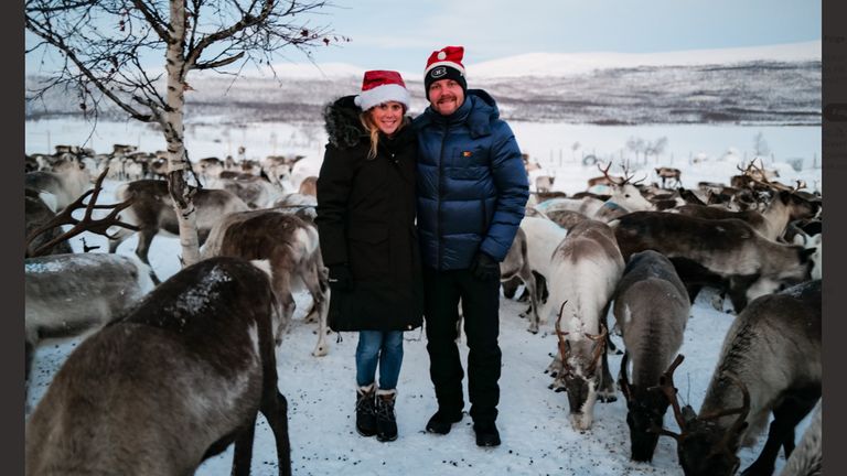 Tierisch wild ist Valtteri Bottas unterwegs. Der finnische F1-Pilot fühlt sich sichtlich wohl in mitten einer riesigen Rentierherde (Quelle: twitter/ValtteriBottas).