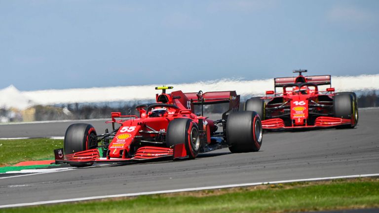 Wird es in der neuen Saison hitzig zwischen den beiden Ferrari-Piloten Carlos Sainz (l.) und Charles Leclerc?