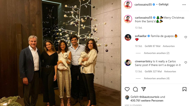 Ferrari-Star Carlos Sainz jr. (2.v.r.) feiert Weihnachten ganz gemütlich mit seiner Familie samt Hunden. Auch Vater und Rallye-Legende Carlos Sainz sr. (l.) darf da natürlich nicht fehlen (Quelle: Instagram: carlossainz55).