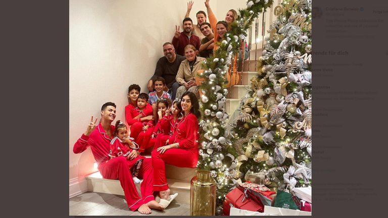 Locker und cool - wie gewöhnlich - zeigt sich Cristiano Ronaldo mit seiner Familie in einem weihnachtlichen "Frotteeanzug" - das Outfit der Gäste kommt dagegen eher schlicht daher (Quelle: twitter/Cristiano).