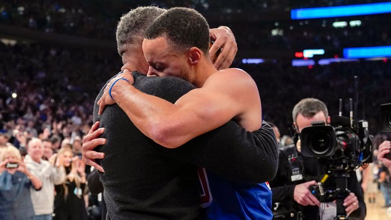 Emotionen pur bei Stephen Curry, der nach dem erfolgreichen Rekord seinen Vater Dell innig umarmt.