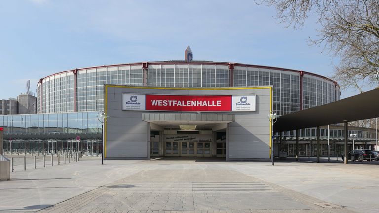 Dart-EM: Neben der Dortmunder Westfallenhalle wird im Signal Iduna Park immer Fußball gespielt. Vom 27. bis 30. Oktober 2022 bekommt der BVB aber sportliche Konkurrenz in der Stadt - denn dann wird hier um die Dart-Europameisterschaft gekämpft.