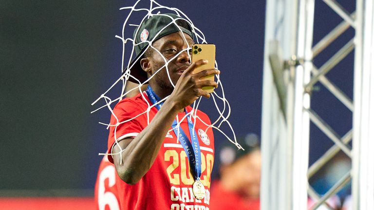 Alphonso Davies teilt seinen Triumph mit den Fans. 
