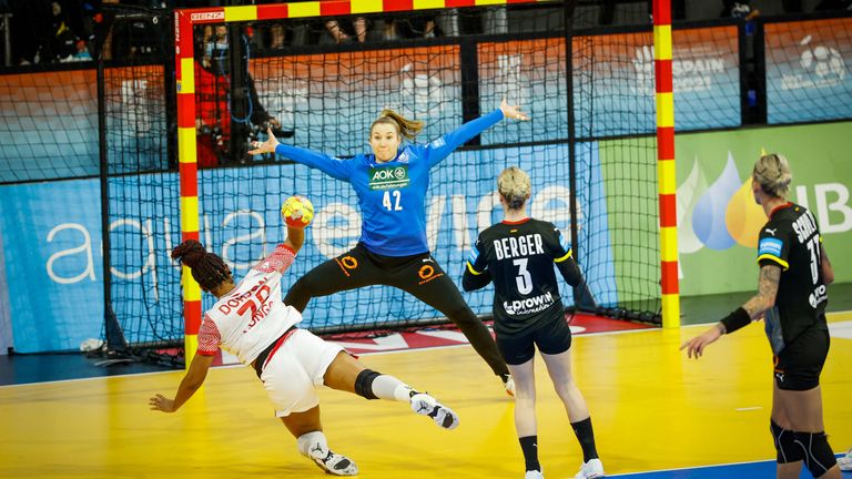 Die deutschen Handball-Frauen besiegen Kongo deutlich.