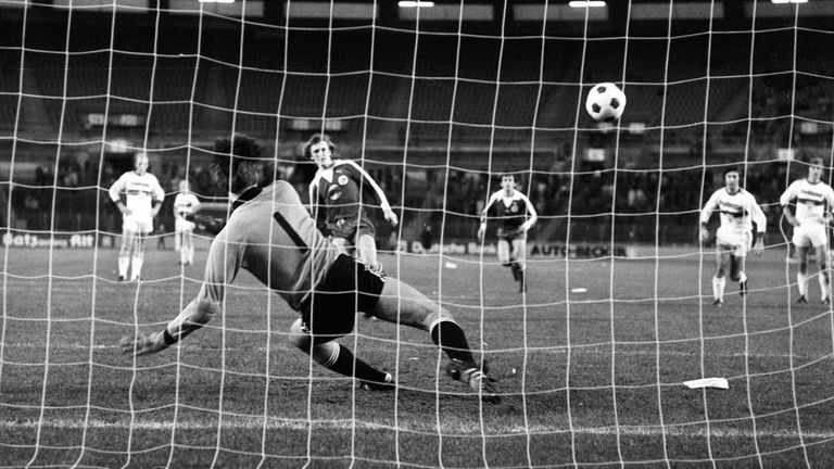 PLATZ 17: FORTUNA DÜSSELDORF - Die Fortunen verwandelten bisher 85 ihrer 115 Elfmeter in der Bundesliga (73,9%). Mit elf Treffern vom Punkt hat Dieter Brei die meisten Strafstöße für Düsseldorf im deutschen Fußball-Oberhaus verwandelt.