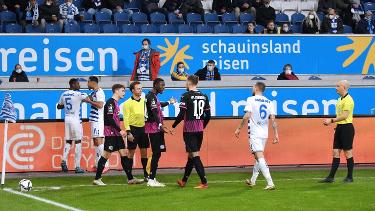 Während des Drittliga-Spiels zwischen dem MSV Duisburg und dem VfL Osnabrück wird  Aaron Opoku rassistisch beleidigt. Sowohl Mitspieler als auch Gegenspieler zeigen sich solidarisch.