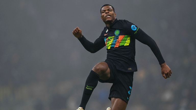 Dumfries erzielt den Siegtreffer für Inter.