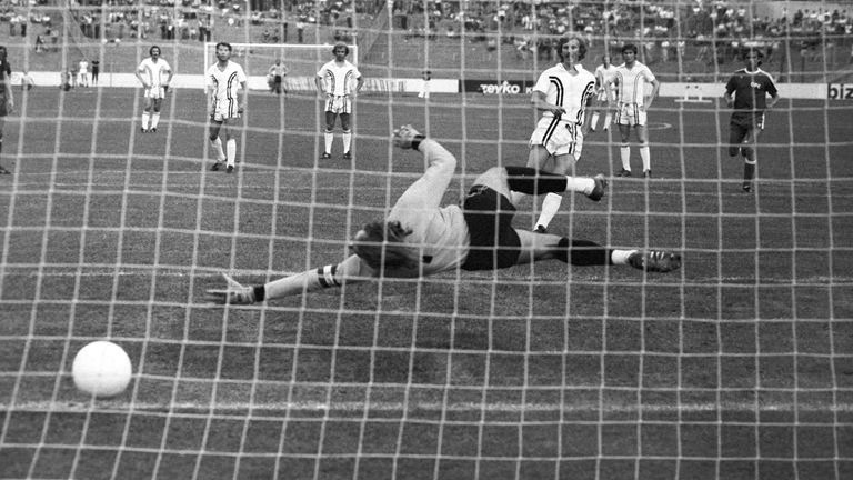 PLATZ 6: EINTRACHT FRANKFURT - Die Frankfurter verwandelten bisher 182 ihrer 243 Elfmeter in der Bundesliga (74,9%). Mit 15 Treffern vom Punkt hat Jürgen Grabowski die meisten Strafstöße für Frankfurt im deutschen Fußball-Oberhaus verwandelt.