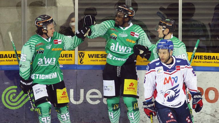 Die Bietigheim Steelers (grüne Trikots) schocken die Adler Mannheim im letzten Drittel mit einer sensationellen Aufholjagd. 