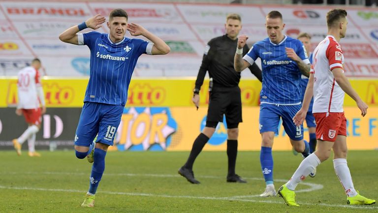 Emir Karic bejubelt seinen Treffer zum zwischenzeitlichen 1:0 für Darmstadt in Regensburg.