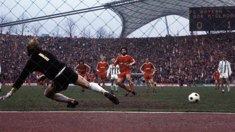 PLATZ 1: FC BAYERN MÜNCHEN - Die Münchner verwandelten bisher 273 ihrer 344 Elfmeter in der Bundesliga (79,4%). Mit 51 Treffern vom Punkt hat Gerd Müller die meisten Strafstöße für Bayern im deutschen Fußball-Oberhaus verwandelt.