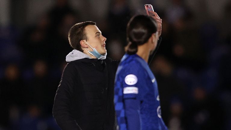 Der Flitzer macht ein Selfie mit Kerr.