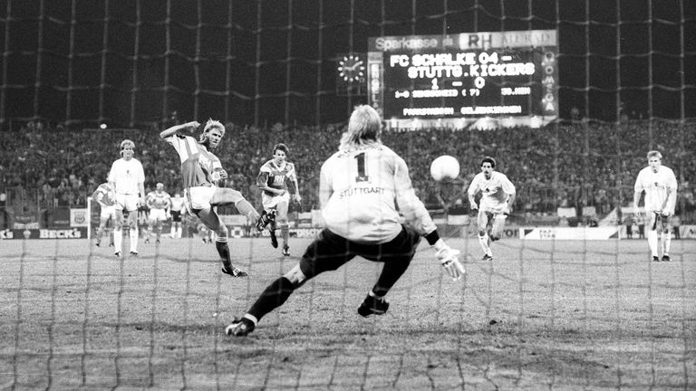 PLATZ 9: FC SCHALKE 04 - Die Gelsenkirchener verwandelten bisher 160 ihrer 227 Elfmeter in der Bundesliga (70,5%). Mit 20 Treffern vom Punkt hat Ingo Anderbrügge die meisten Strafstöße für Schalke im deutschen Fußball-Oberhaus verwandelt.