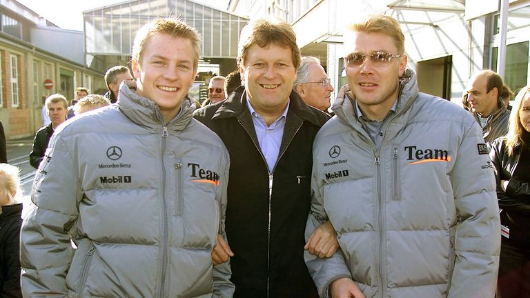 Räikkönen beerbt damit Landsmann Mika Häkkinen, der seine Karriere nach mit zwei Weltmeistertiteln in der Vita beendet. 