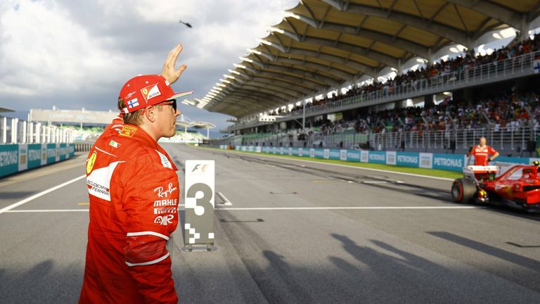 2014 - Rückkehr zu Ferrari: Räikkönen unterschreibt zum zweiten Mal bei der Scuderia. Bis 2018 ist er hinter Sebastian Vettel klar die Nummer zwei, aber ein zuverlässiger und geschätzter Teamkollege.