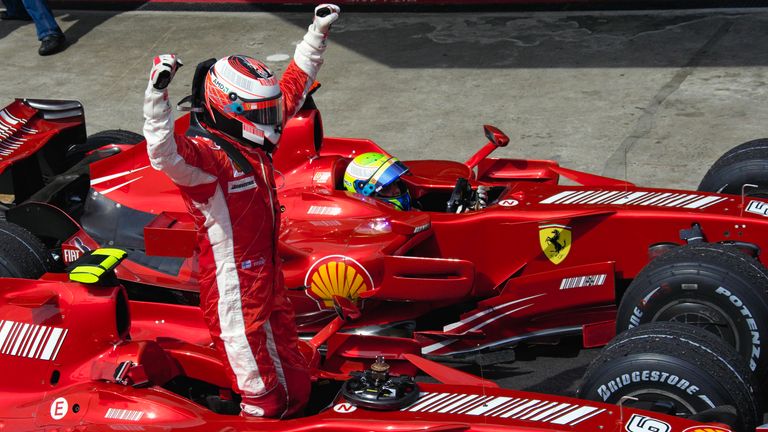 2007 - WM-Titel mit Ferrari: Angekommen auf dem Olymp! Im WM-Showdown setzt sich Räikkönen trotz 7 Punkte Rückstand im letzten Rennen gegen Hamilton und Alonso durch.