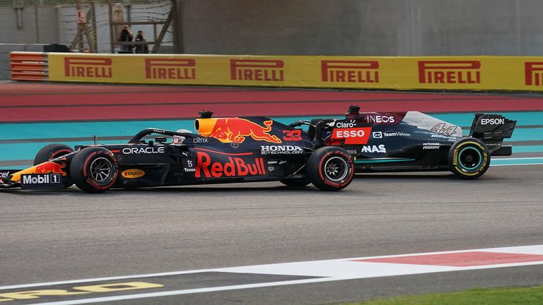 Max Verstappen beim Überholmanöver gegen Lewis Hamilton.