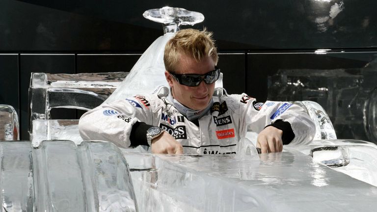 Eiskalt, wortkarg und die Sonnenbrille darf im Eisboliden auch nicht fehlen: Räikkönen macht seinem Spitznamen "Iceman" alle Ehre.