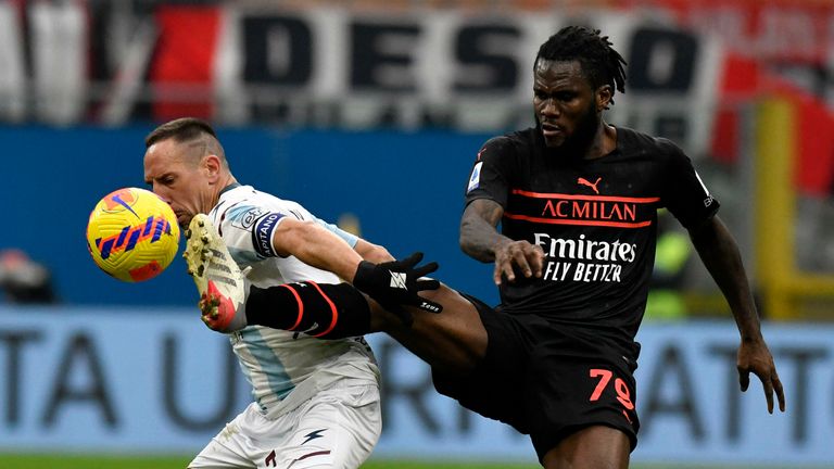 Der AC Milan gewinnt gegen den Klub von Franck Ribery und erobert zunächst die Tabellenspitze.