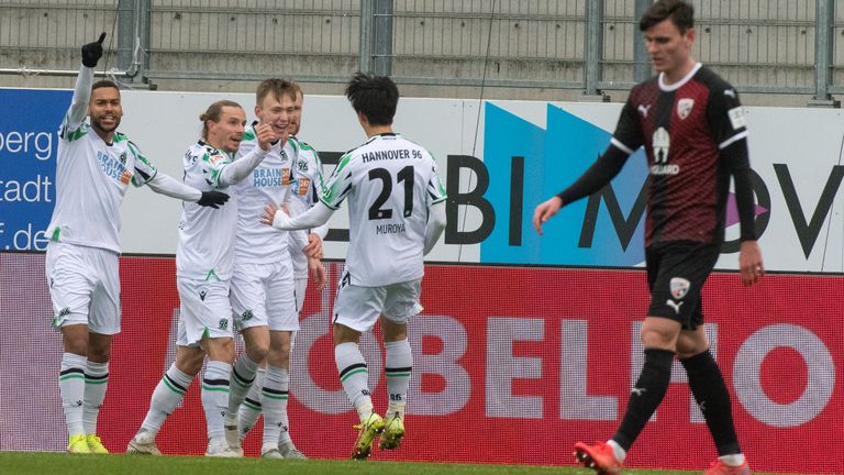 Die Hannoveraner bejubeln ihren 2:1-Treffer gegen den FC ingolstadt.