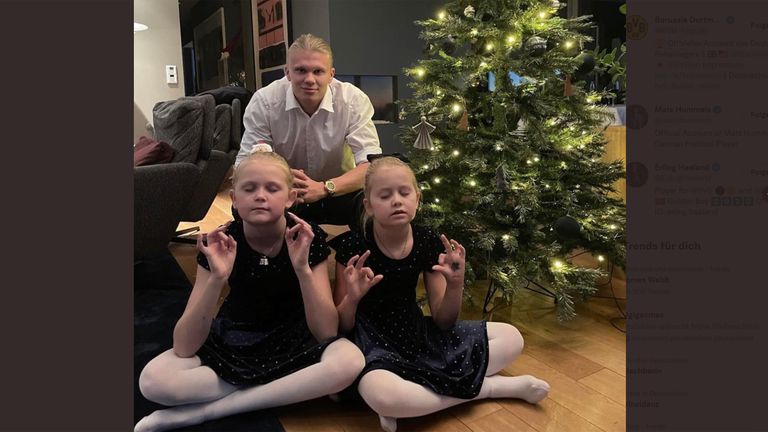 Bei Familie Haaland schaut es nach einem entspannten Weihnachtsabend aus. Beim BVB-Star stehen in der ganzen Familie Yoga-Übungen im ganzen Jahr hoch im Kurs (Quelle: twitter/BVB).