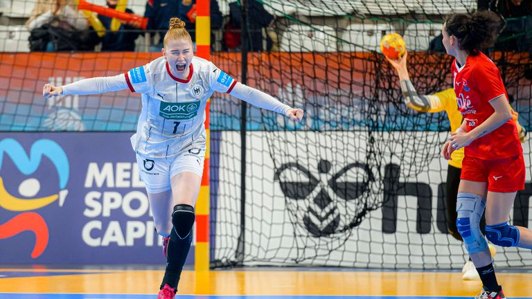 Die deutschen Handballerinnen um Meike Schmelzer siegen auch gegen die Slowakei.