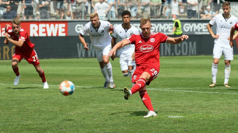 ELFMETER: 1. Rouwen Hennings, drei Elfmeter (Düsseldorf), 2. Enrico Valentini (Nürnberg), Phillip Tietz (Darmstadt), Sonny Kittel (Hamburg), Pascal Testroet (Sandhausen), Alexander Mühling (Kiel) und Guido Burgstaller (St. Pauli), alle zwei Elfmeter...