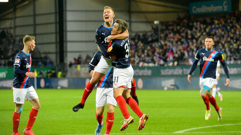 Holstein Kiel feiert den Sieg im Nordduell gegen den FC St. Pauli.