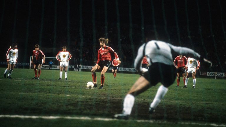 PLATZ 13: 1. FC NÜRNBERG - Die Clubberer verwandelten bisher 112 ihrer 162 Elfmeter in der Bundesliga 69,1%). Mit 13 Treffern vom Punkt hat Horst Weyerich die meisten Strafstöße für Nürnberg im deutschen Fußball-Oberhaus verwandelt.