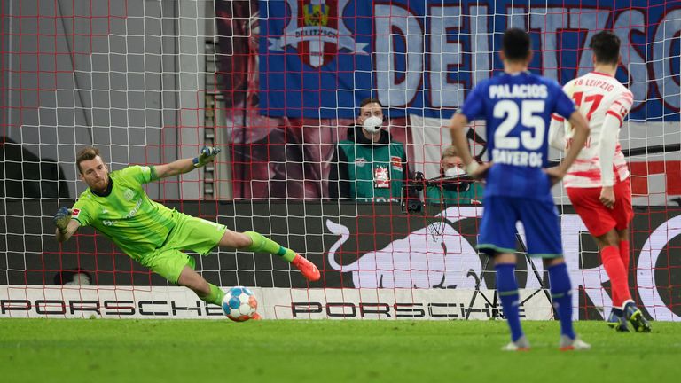 GEHALTENE TORSCHÜSSE: Lukas Hradecky, 72 Paraden (Leverkusen), 2. Mark Flekken, 67 Paraden (Freiburg), 3. Manuel Riemann, 66 Paraden (Bochum)