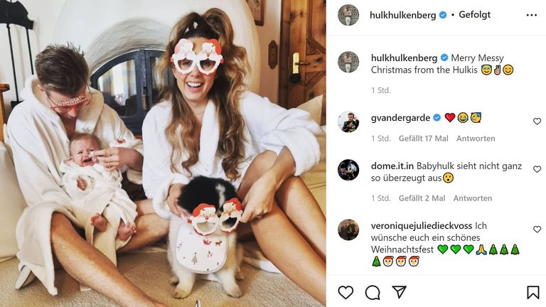 Da kommt das Weihnachtsfreude auf! Bei den Hülkenbergs gibt es nette Weihnachtsbrillen und den legeren Bademantel (Quelle: Instagram/hulkhulkenberg)
