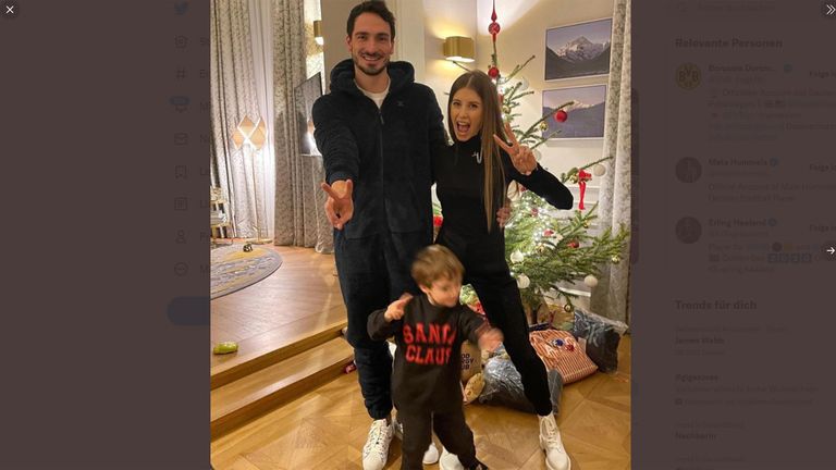 Nicht besonders schick in Schale geworfen hat sich BVB-Star Mats Hummels. Das elegante Outfit blieb in Dortmund zurück - sein Frau Cathy in München hat sich kurzerhand angepasst. (Quelle: twitter/BVB).