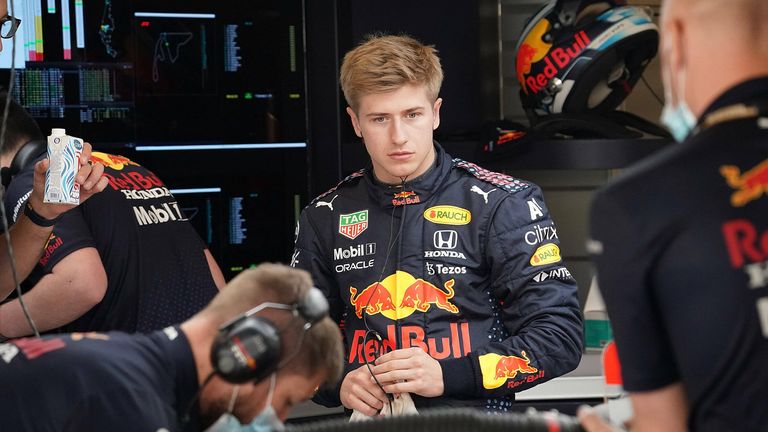 Young Driver Test: Die Probefahrten in Abu Dhabi sollen es den Nachwuchsfahrern ermöglichen, erste Eindrücke in der Formel 1 zu sammeln. Juri Vips war einer von den Talenten und durfte für Red Bull testen.