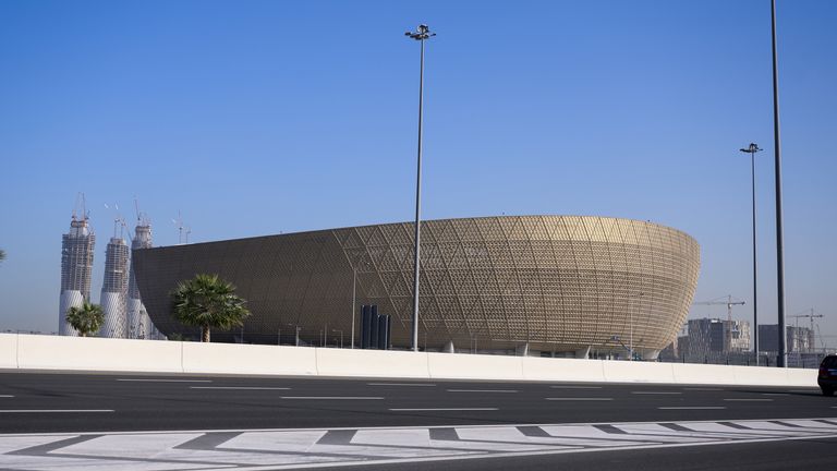 FUßBALL-WM: Die erste Weltmeisterschaft so spät im Jahr wird am 18. Dezember im Lusail Stadium in Katar entschieden, denn dort wird das Finale gespielt. Die deutsche Nationalmannschaft hat sich qualifiziert und wird sicherlich auf den Titel schielen.