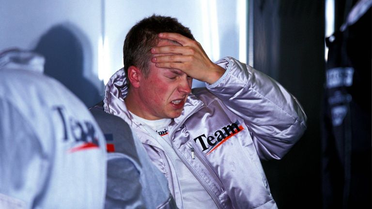2014 und 2015 schlittert der Finne beide Male am Titel vorbei. Der Silberpfeil erweist sich als schnell, aber anfällig. Oft beendete Räikkönen die Rennen vorzeitig, neben der Strecke.
