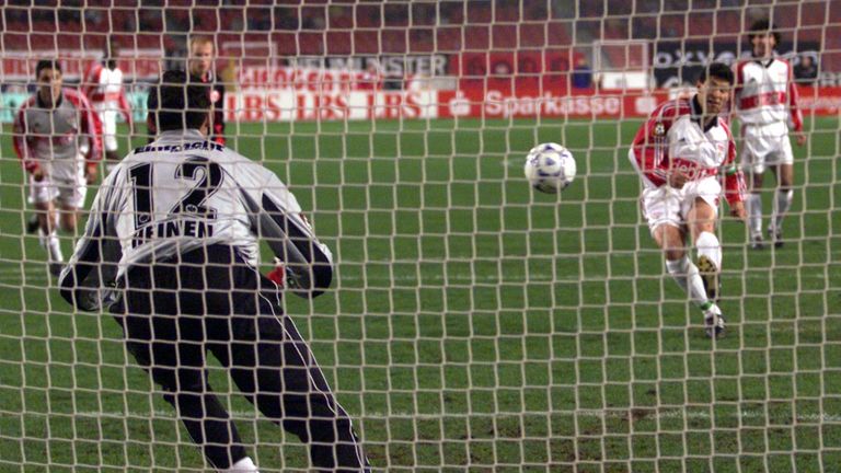 PLATZ 5: VFB STUTTGART - Die Schwaben verwandelten bisher 189 ihrer 256 Elfmeter in der Bundesliga (73,8%). Mit 19 Treffern vom Punkt hat Krasimir Balakov die meisten Strafstöße für Stuttgart im deutschen Fußball-Oberhaus verwandelt.