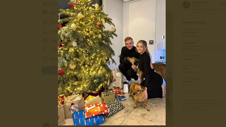 Genauso tierlieb ist auch Familie Leno. Vielleicht liegt beim Arsenal-Keeper auch ein leckerer Hundeknochen eingepackt unter dem Tannenbaum (Quelle: twitter/Bernd_Leno).