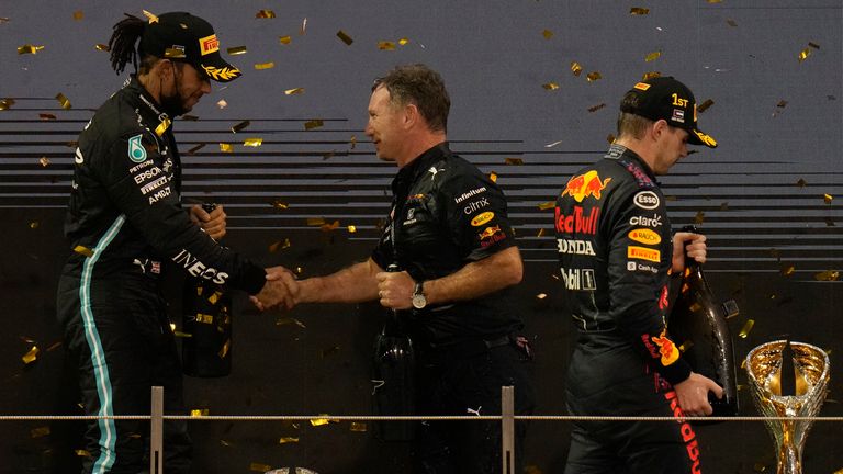 Lewis Hamilton (links) gratuliert Christian Horner (mitte).