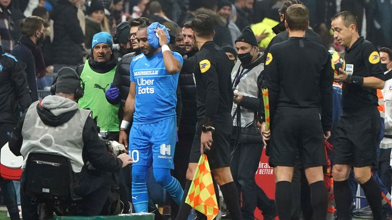 Das Duell zwischen Olympique Lyon und Olympique Marseille wurde nach einem Flaschenwurf abgebrochen.