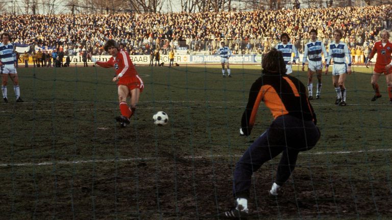 PLATZ 8: HAMBURGER SV - Die Rothosen verwandelten bisher 184 ihrer 238 Elfmeter in der Bundesliga (77,3%). Mit 53 Treffern vom Punkt (Rekord) hat Manfred Kaltz die meisten Strafstöße für Hamburg im deutschen Fußball-Oberhaus verwandelt.