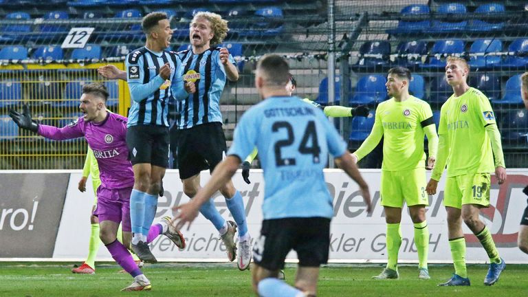 Anton Donkor und Jesper Verlaat bejubeln das 1:1 ihrer Mannheimer gegen den SV Wehen_Wiesbaden.
Durch das Unentschieden verpasste Waldhof den Sprung auf Platz 2.