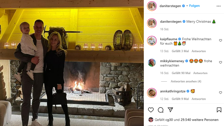 Bei Marc-Andre ter Stegen, Ehefrau Daniele Jehle sowie Sohnemann Ben geht es am Kamin ganz gemütlich zu (Quelle: Instagram/daniterstegen),