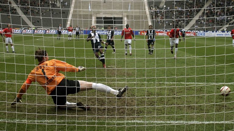 PLATZ 12: HERTHA BSC - Die Berliner verwandelten bisher 130 ihrer 173 Elfmeter in der Bundesliga (75,1%). Mit 15 Treffern vom Punkt hat Marcelinho die meisten Strafstöße für Hertha im deutschen Fußball-Oberhaus verwandelt.