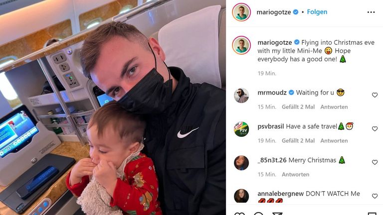 Eindhoven-Star Mario Götze schickt mit seinem Nachwuchs auf dem Arm Weihnachtsgrüße aus dem Flugzeug. Wo und wie genau er Weihnachten verbringen wird, geht daraus nicht hervor.