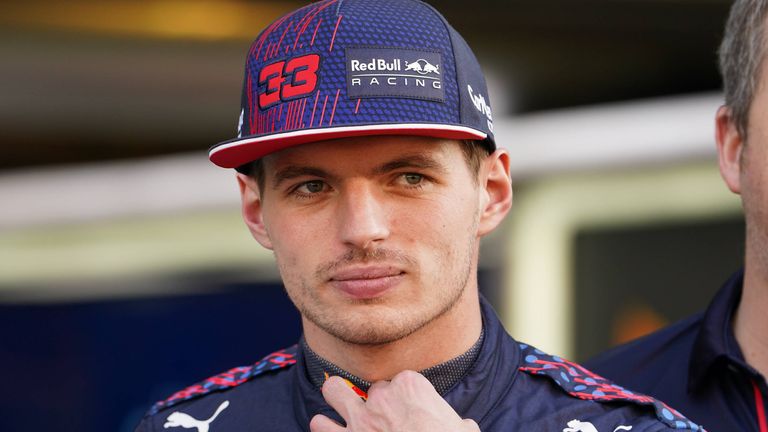 Max Verstappen stichelt gegen Lewis Hamilton.