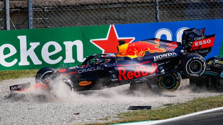 Max Verstappen und Lewis Hamilton kollidieren in Monza.