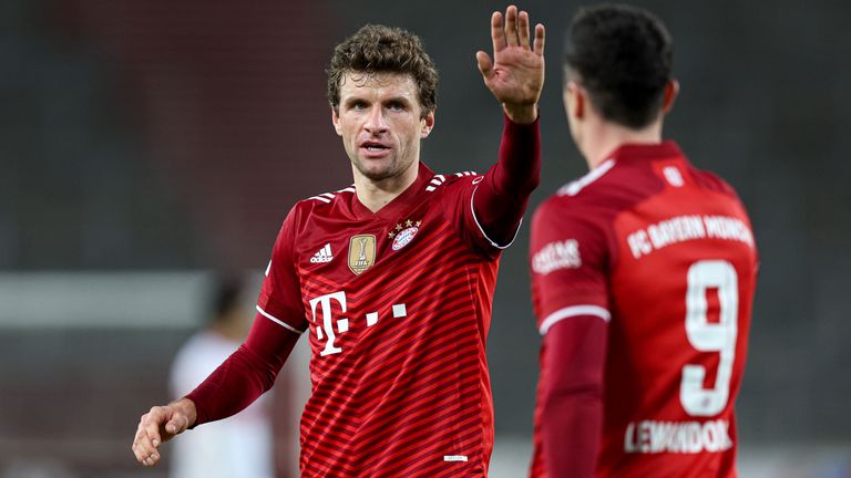 Müller erfüllt den Wunsch eines Fan. 