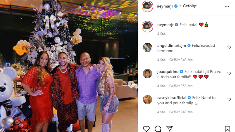 PSG-Superstar Neymar (2.v.l.) zelebriert die Feiertage in einem ausgefallenen roten Dress mit schwarzen Leopardenflecken (Quelle: Instagram/neymarjr).