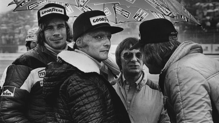Zwei große Rivalen: James Hunt (l.) und Niki Lauda (2.v.l.)